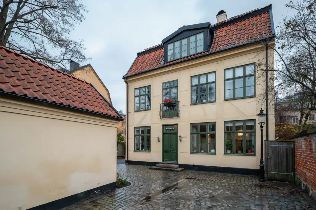 takoml ggning med nya pannor p g rdshus i majorna g teborg