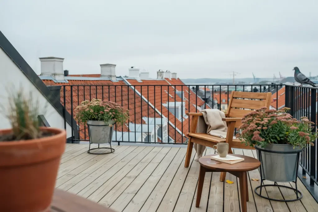 takterrass med sedumkanter och tr trall p landsh vdingehus i haga g teborg